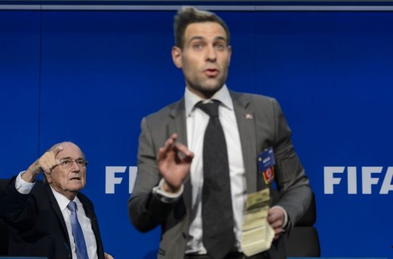 Blatter: ¿Quién es el cómico que lanzó billetes y qué le dijo?