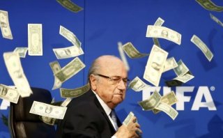 Blatter: intruso interrumpe conferencia y le lanza billetes