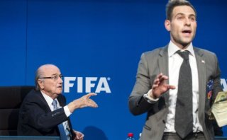FIFA denuncia penalmente a cómico que lanzó billetes a Blatter