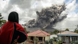 Indonesia: Erupciones de cinco volcanes oscurecen el cielo