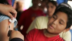 Europa da luz verde a la primera vacuna contra la malaria