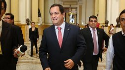Luis Iberico inscribe candidatura a Mesa Directiva del Congreso