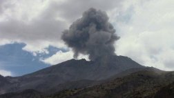 Volcán Ubinas expulsó rocas tras fuerte explosión