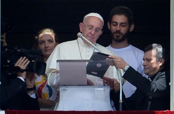 El Papa se inscribe en jornada de la juventud con una tablet