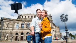 Entérate cuáles atracciones en el mundo aceptan el selfie stick