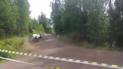 Rally Finlandia: piloto sufre accidente y el público lo auxilia