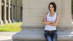 Súbele el nivel de moda a tus polos simples con estos consejos