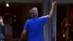 José Mourinho lanzó su medalla de subcampeón al público (VIDEO)