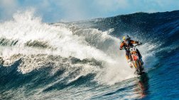 Motociclista corre olas con su moto