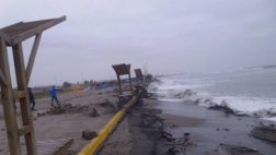 Pisco: oleajes arrasan con alameda y afectan a muelle
