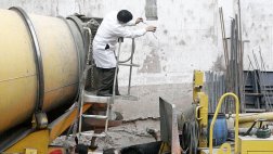 Dos obreros murieron sepultados por cemento en silo de VMT