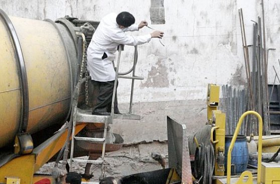 Dos obreros murieron sepultados por cemento en silo de VMT