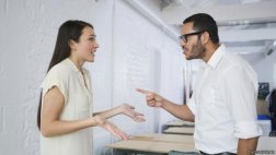 ¿Las mujeres sienten más frío que los hombres en las oficinas?