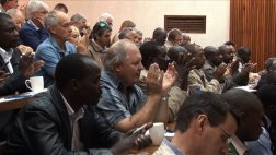 Zimbabue discute normativa de caza tras muerte del león Cecil