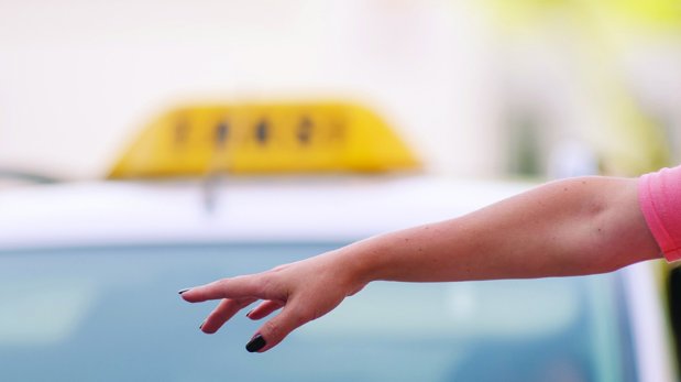 Nueve consejos para viajar segura si vas a tomar un taxi
