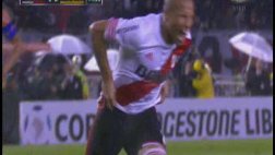 River Plate: Carlos Sánchez marcó el 2-0 de penal (VIDEO)