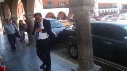 Ayacucho: manifestantes arrojaron botellas a César Nakazaki