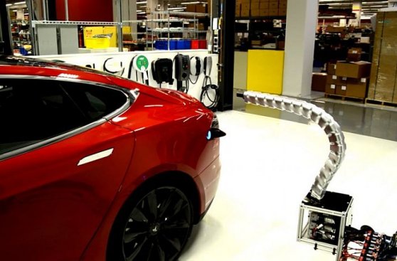 Tesla muestra a la "serpiente", su sistema de carga autónomo
