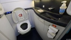 Piloto sueco usa un hacha para sacar del baño a pasajero ebrio