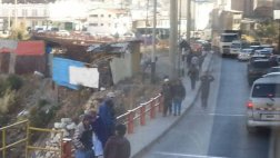 Protesta de trabajadores bloquea tráfico en Carretera Central