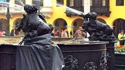 Lima interviene pileta de Plaza de Armas sin permiso de Cultura