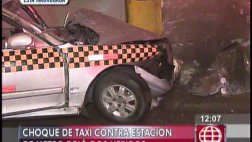 SJM: dos atrapados tras choque de taxi con estación del metro