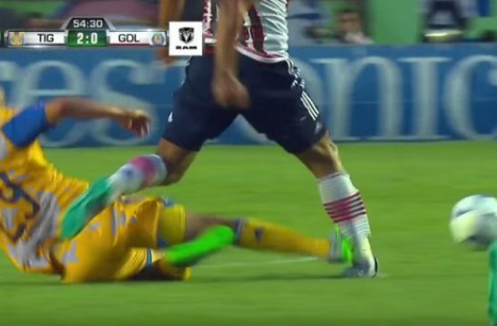 Terrible lesión de Carlos Salcido en fútbol de México (VIDEO)