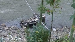Huaraz: policía murió tras vuelco de su camioneta al río Santa