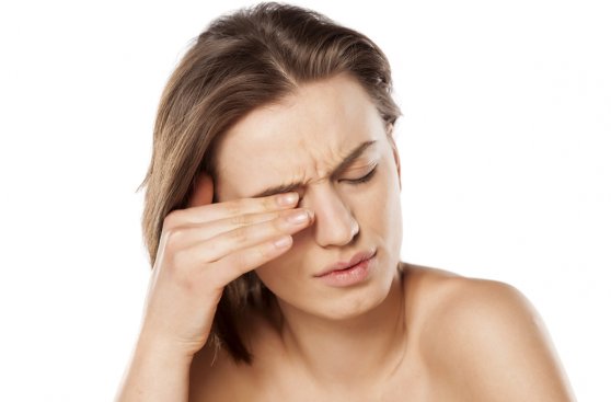 ¿Sientes que te "late" el ojo? Conoce por qué sucede