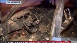 SJM: delincuentes asaltan carro y lo queman con bombas molotov