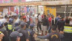 Transportistas desalojados lanzaron orina a personal municipal