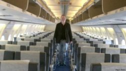 Fue el único pasajero en avión y lo dejaron en clase turista
