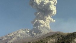 Volcán Ubinas emite considerable vapor de agua con cenizas