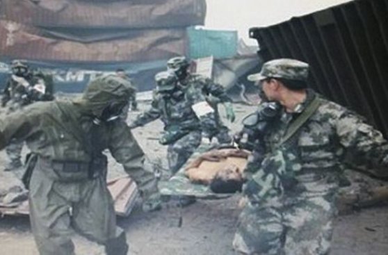 Tianjín: Hombre fue rescatado bajo una pila de contenedores