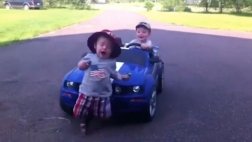 VIDEO: Niños peligrosos al volante