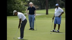Obama juega golf con Bill Clinton en sus vacaciones veraniegas