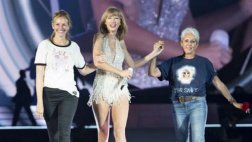 Taylor Swift comparte escenario con Joan Báez y Julia Roberts