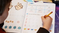 El aumento de tareas escolares contribuiría al estrés familiar