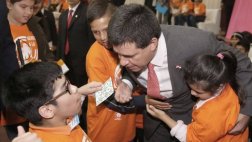 Presidente paraguayo "felicitó" a niños por su día vía Facebook