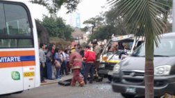 Choque en Lince: ocho heridos tras colisión de combi y coaster
