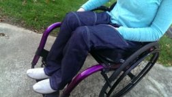 Diseñan jeans para personas en silla de ruedas