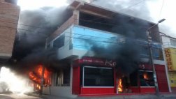 Incendio consume centro comercial en Pacasmayo