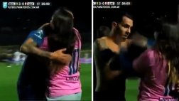 Tevez regaló su camiseta a chica que invadió la cancha (VIDEO)
