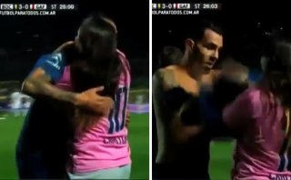 Tevez regaló su camiseta a chica que invadió la cancha (VIDEO)