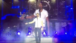 Enrique Iglesias criticado por "echar a perder" éxito de los 80