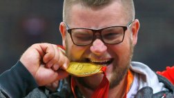 Ganó oro en Mundial, se emborrachó y pagó taxi con su medalla