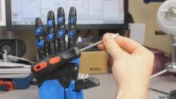 La mano robótica de bajo costo que ganó un prestigioso premio