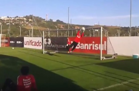 Dida, a sus 41 años, sigue volando de esta manera (VIDEO)