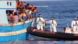 Hallan a 50 inmigrantes muertos en un barco en el Mediterráneo