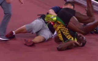 Camarógrafo atropelló a Usain Bolt cuando festejaba [VIDEO]